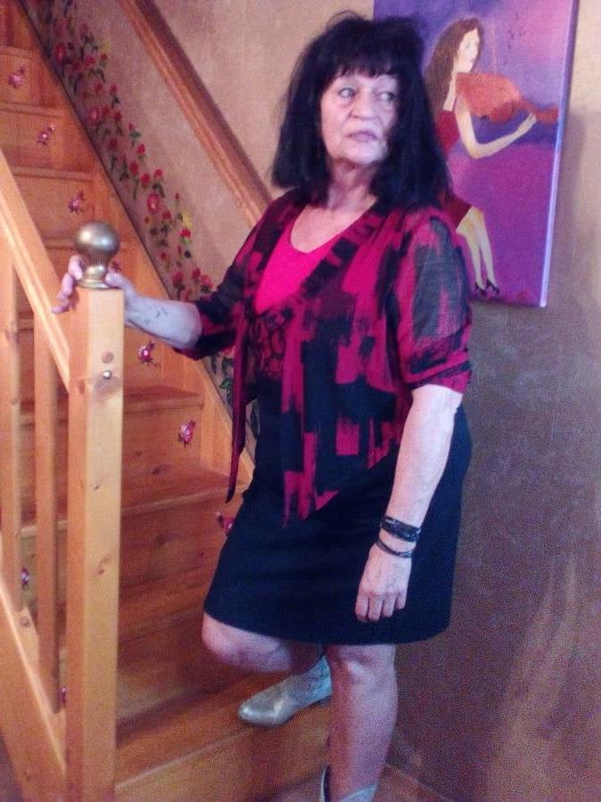 25P granny candid sexy in skirt