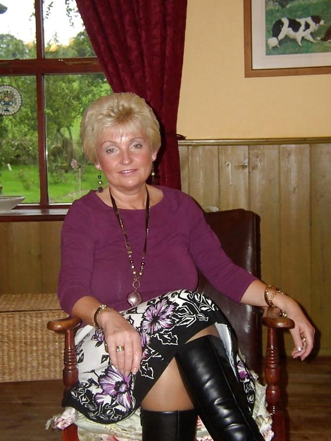25P Truly stunning looking blonde granny with great rack