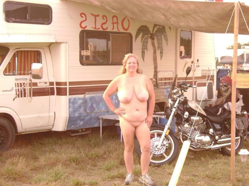 25P BBW Nude in the Park