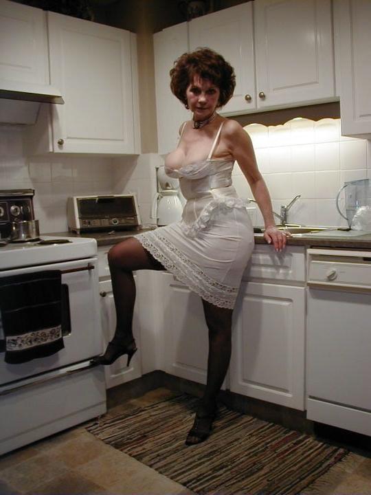 10P Stunning granny posing in her sexy slip
