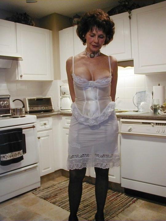 10P Stunning granny posing in her sexy slip