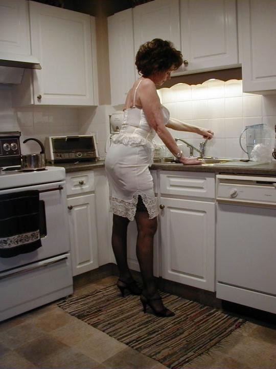 10P Stunning granny posing in her sexy slip