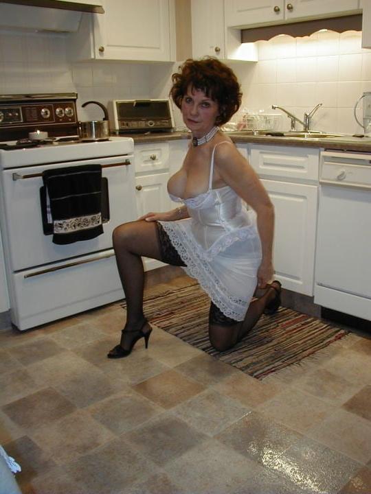 10P Stunning granny posing in her sexy slip