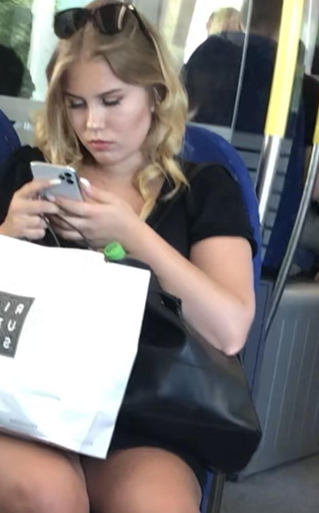 6P Upskirt-Blondine