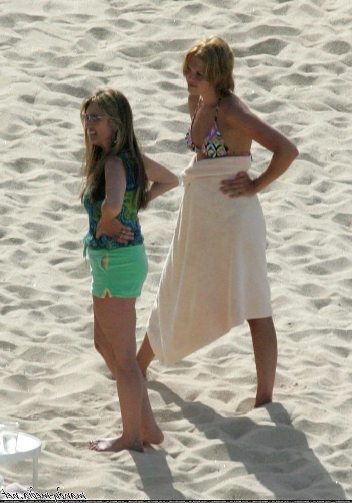 9P Mandy Moore - Mexico Vacation Bikini Pics (2005)