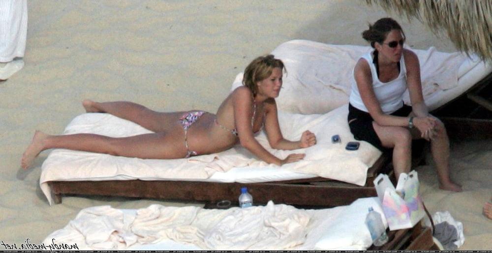 9P Mandy Moore - Mexico Vacation Bikini Pics (2005)