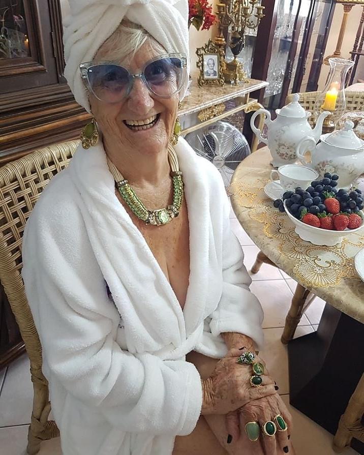 10P Amateur granny