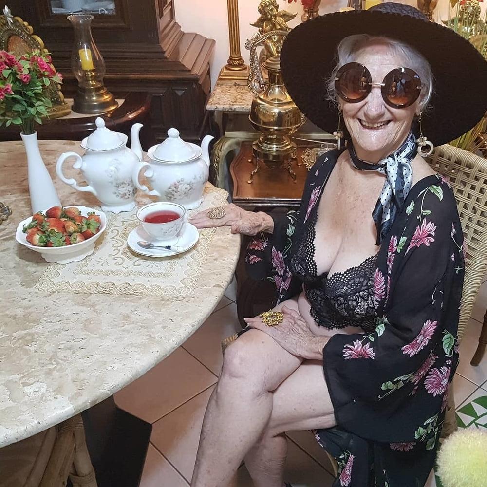 10P Amateur granny