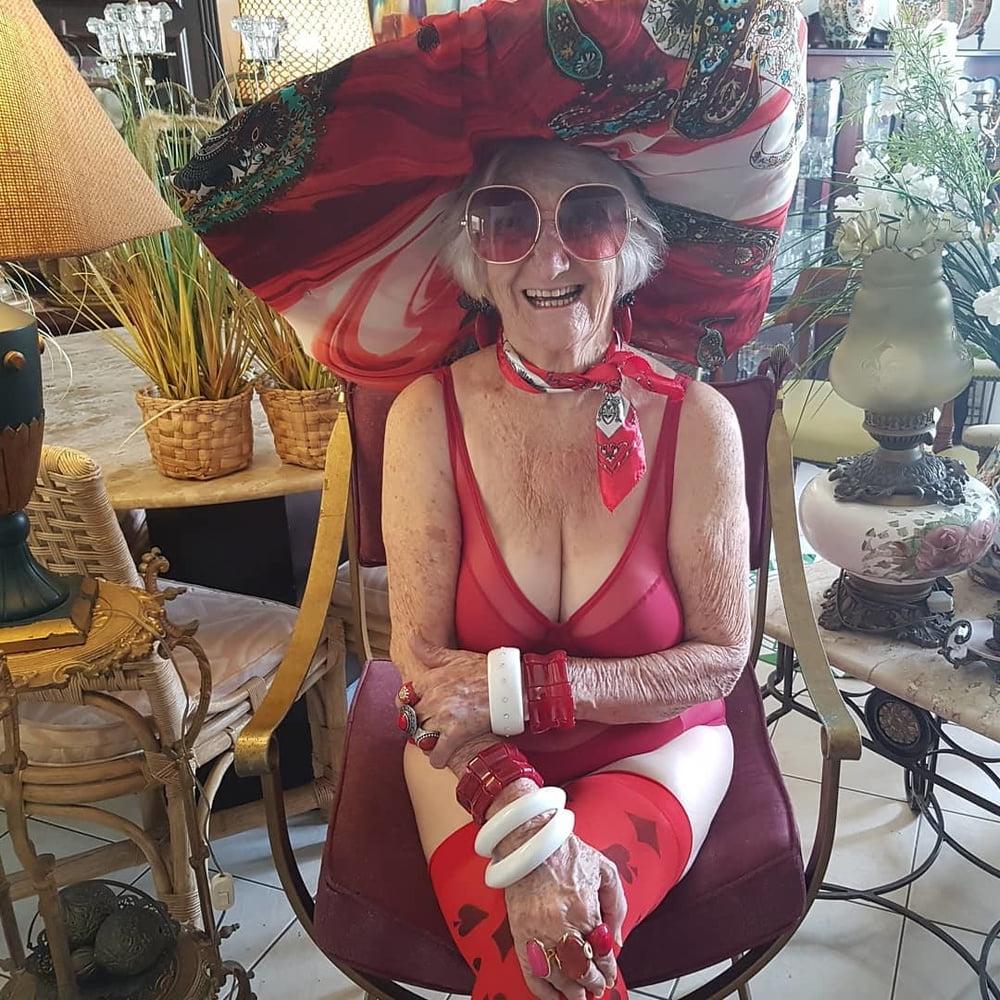 10P Amateur granny