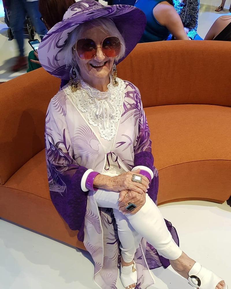 10P Amateur granny
