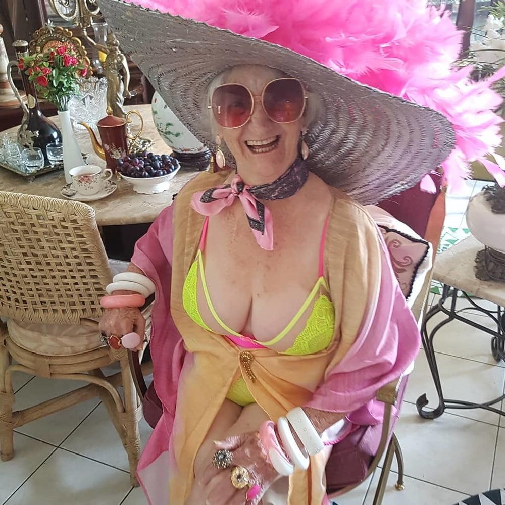 10P Amateur granny