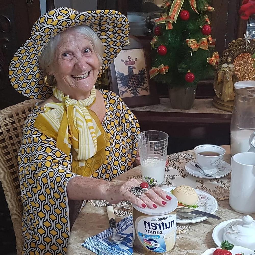 10P Amateur granny