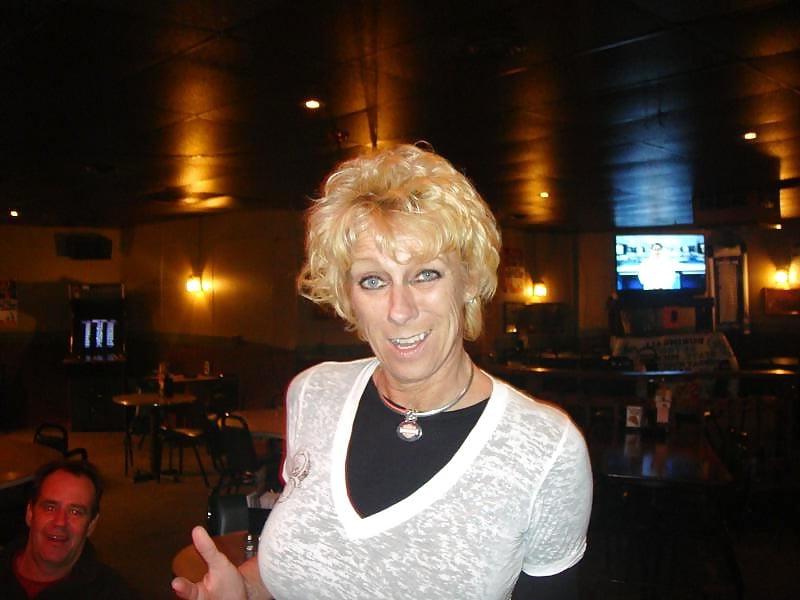18P Hot granny with nice rack posing