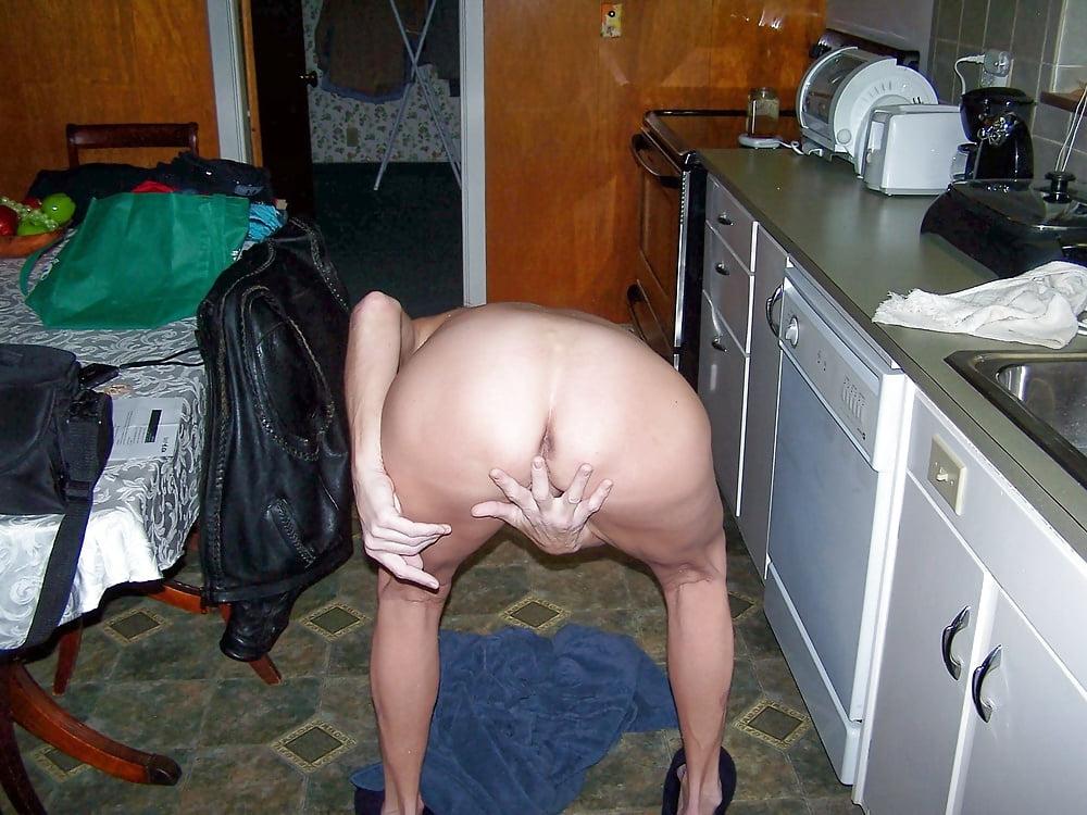 18P Hot granny with nice rack posing