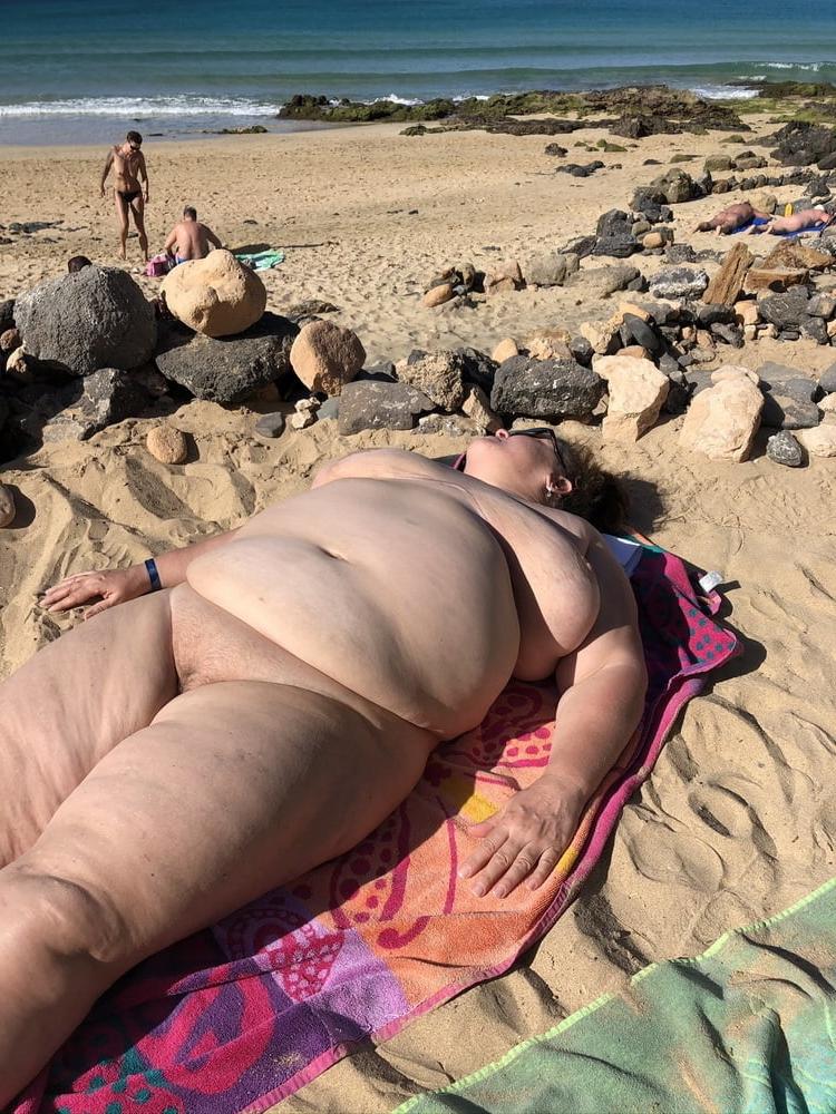 15P BBW matures and grannies at the beach 509