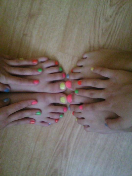 5P Feet of my daughter and her friends