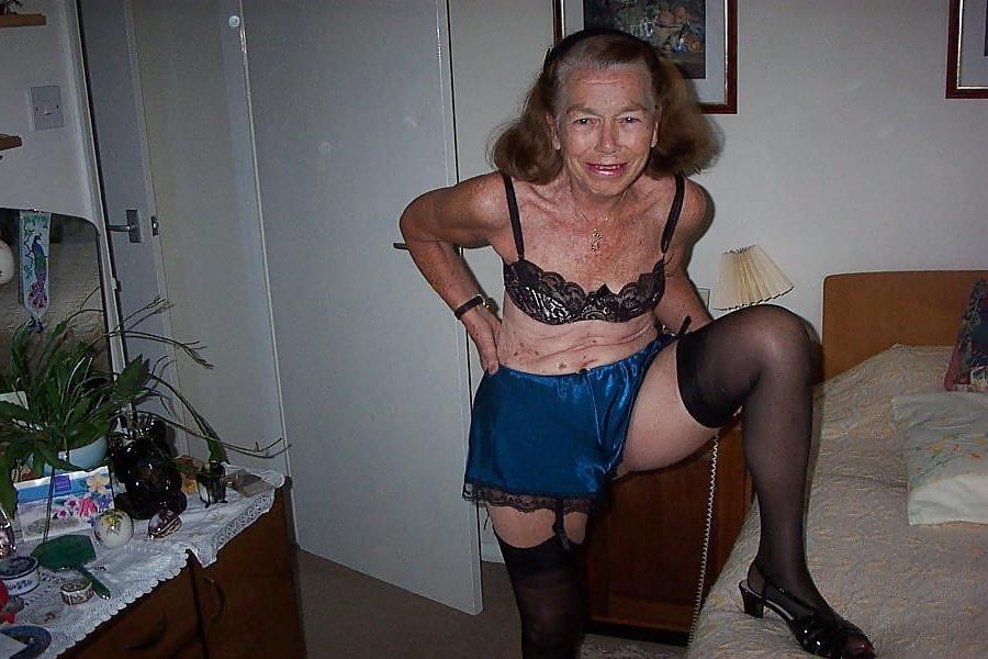 25P Extremely old granny sucking&amp;fucking