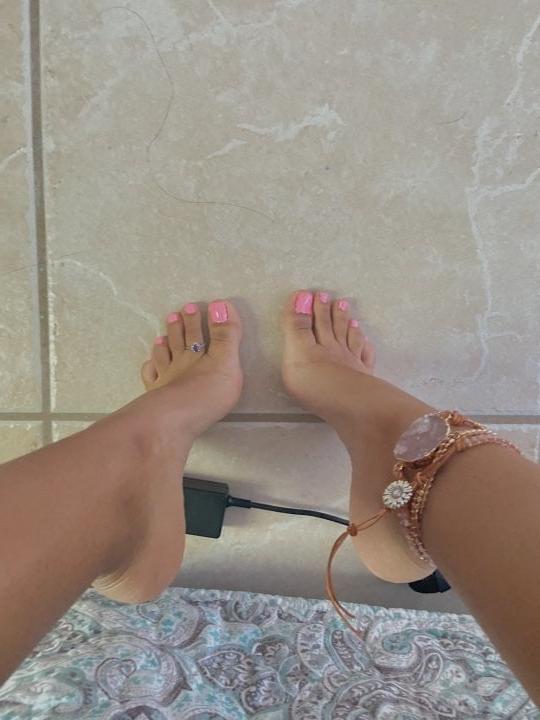 25P clothed but barefoot 4