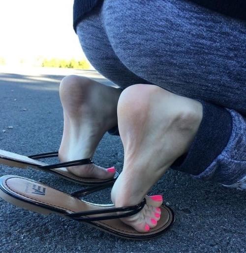 25P clothed but barefoot 4