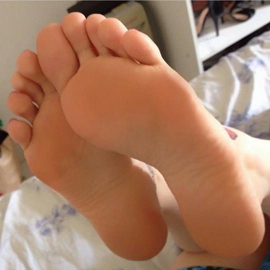 25P clothed but barefoot 4