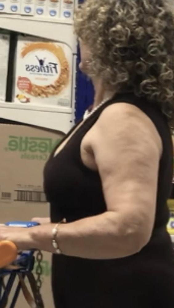 22P Supermarket Granny 12