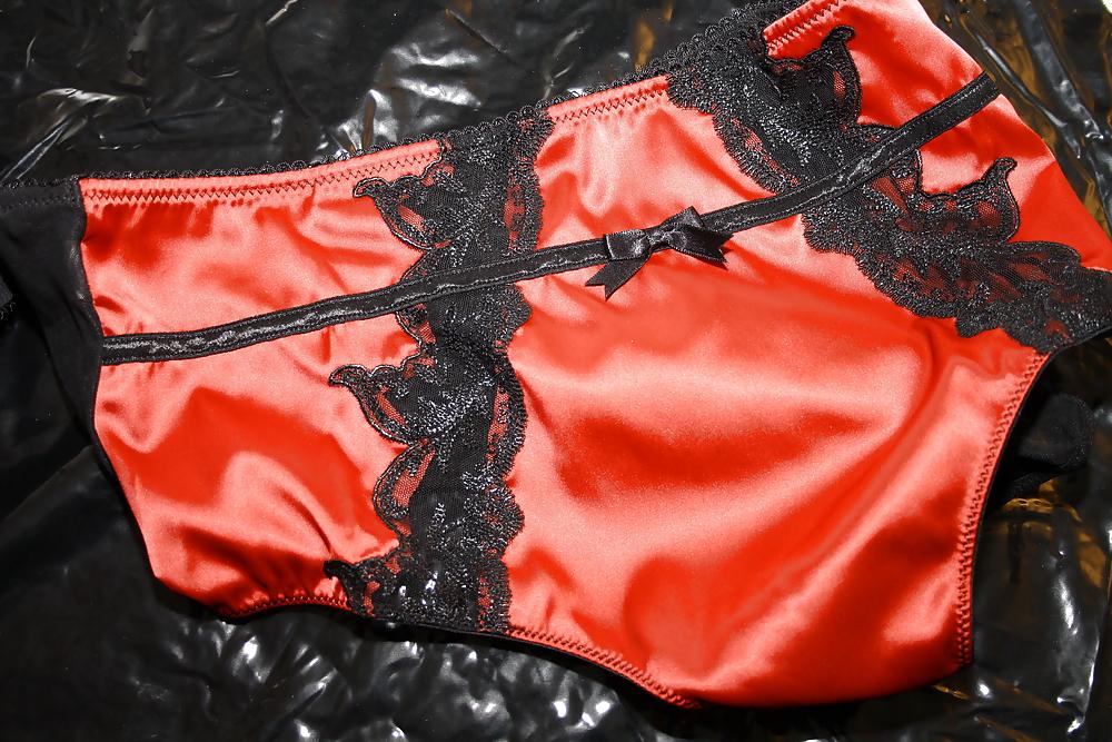 25P Mature lady - upskirts and panty