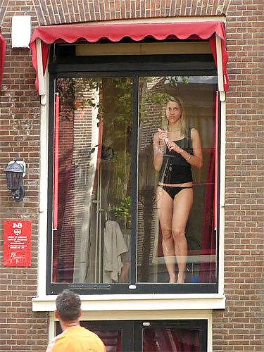 24P Mes Amies Les Putes 5 (Window Hookers) by TROC