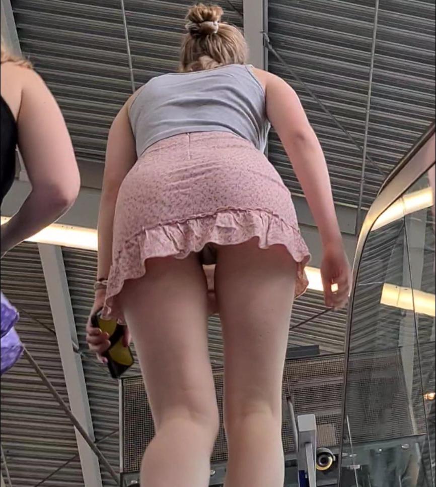 18P Candid ass &amp; upskirt