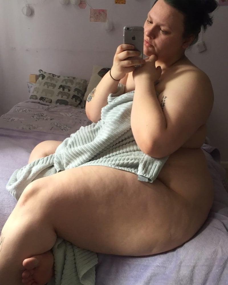 15P Unknown Women (002) BBW How is nude in her bed