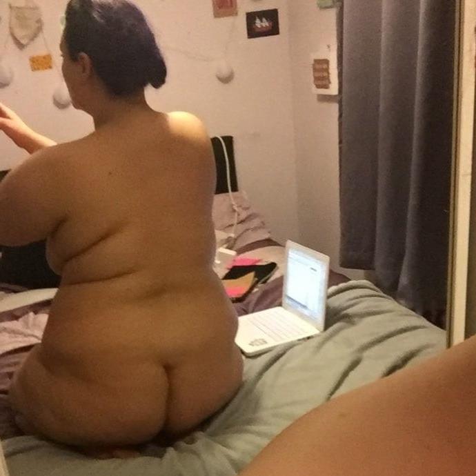 15P Unknown Women (002) BBW How is nude in her bed