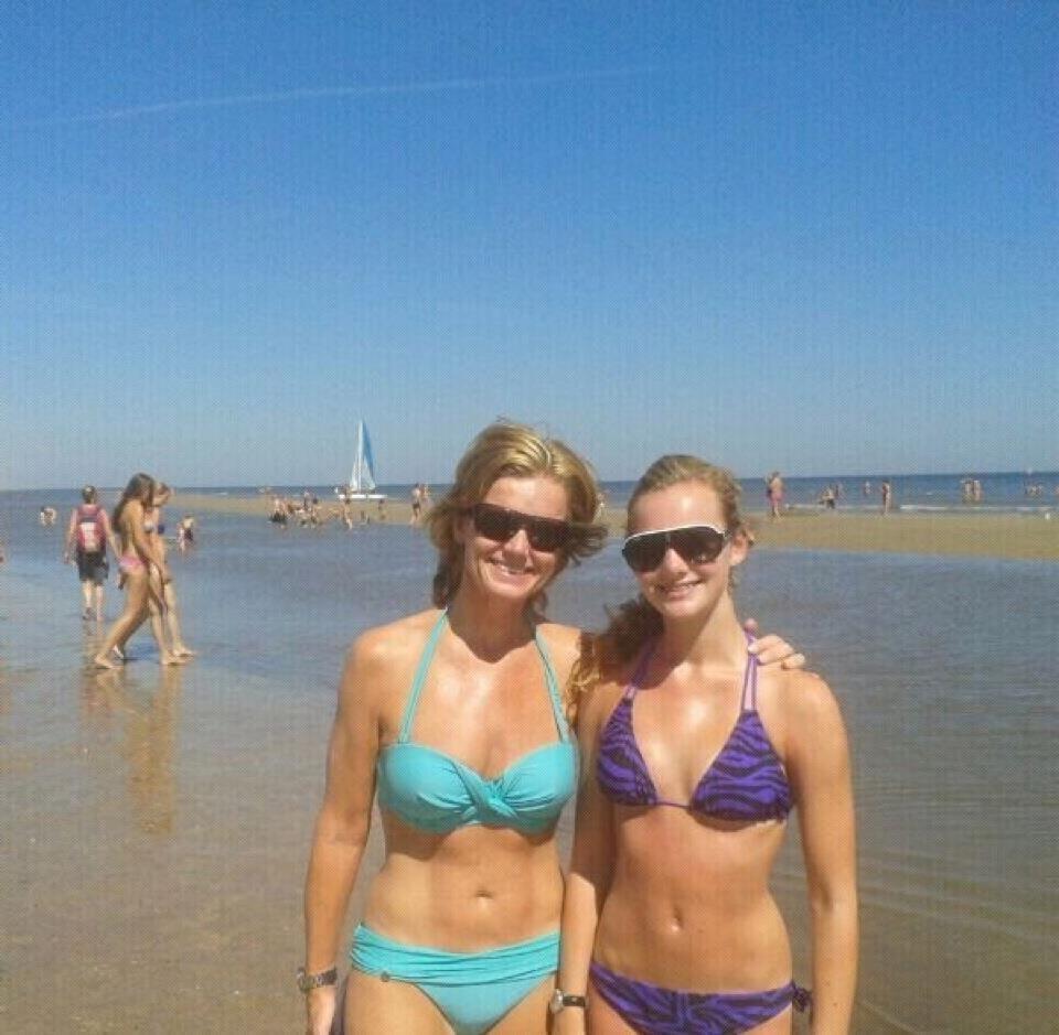 25P Dutch mom &amp; daughter 01