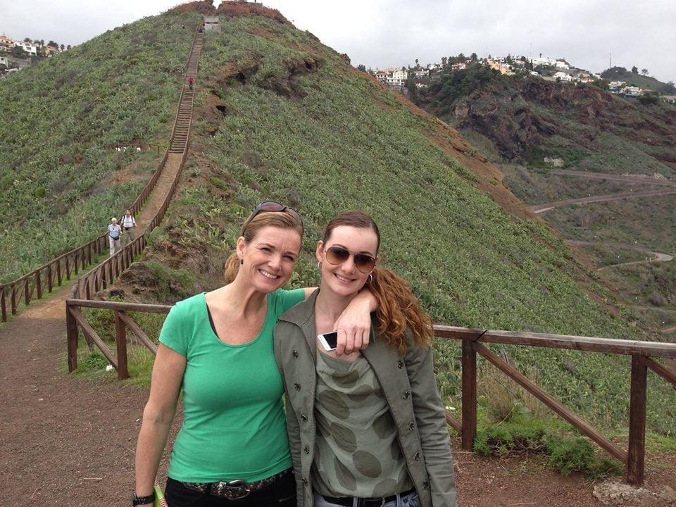 25P Dutch mom &amp; daughter 01