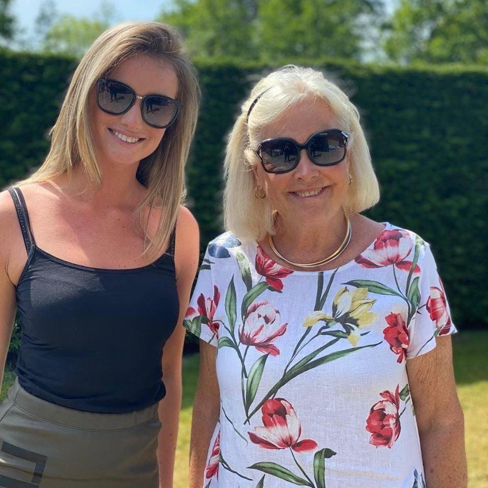 25P Dutch mom &amp; daughter 01