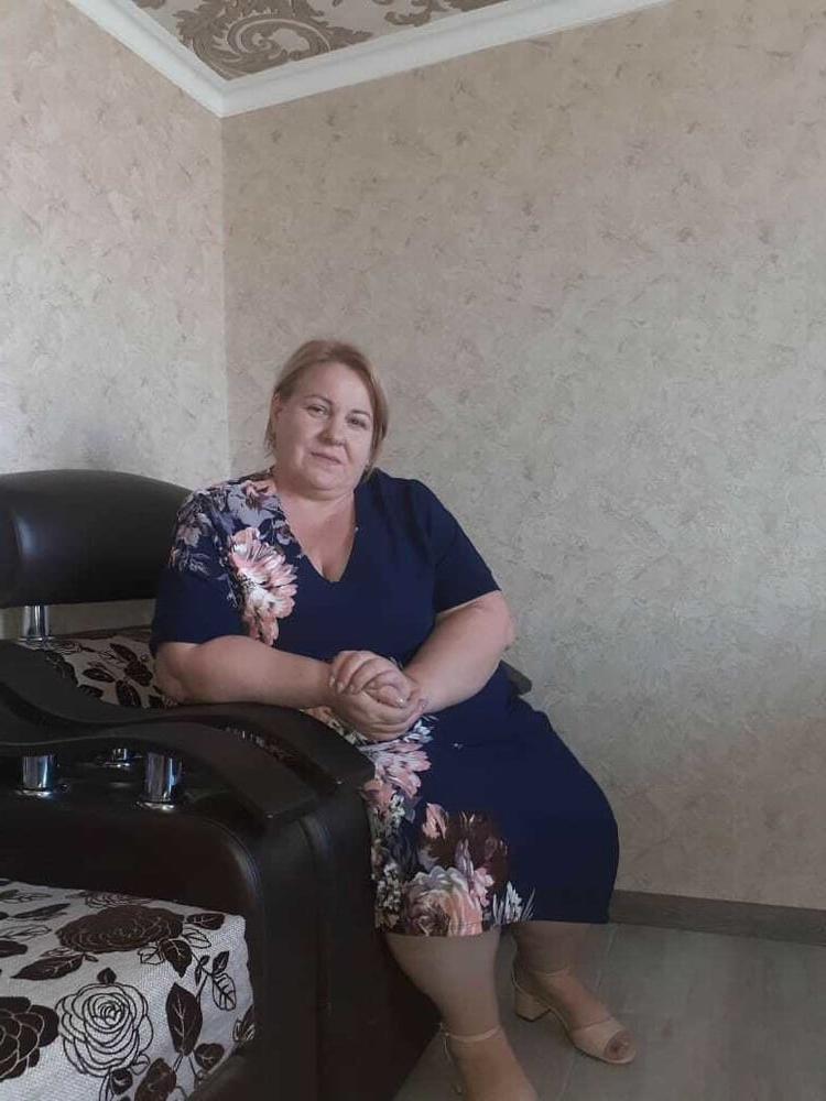25P Mature Granny in mini dresses