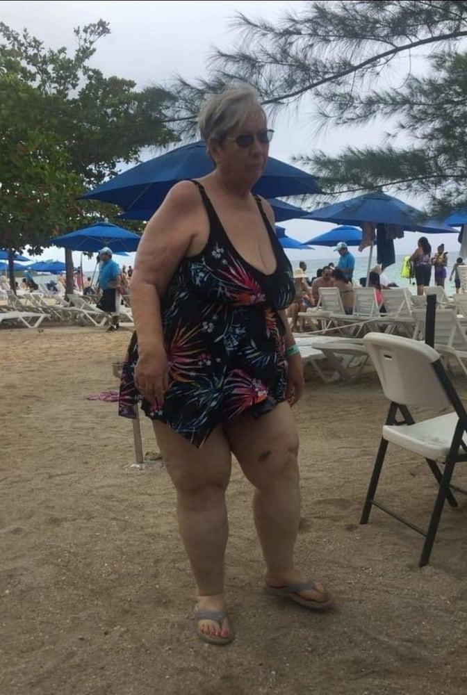 25P Beautiful sexy Granny
