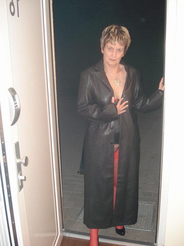 25P Hot granny posing in sexy red&amp;black lingerie