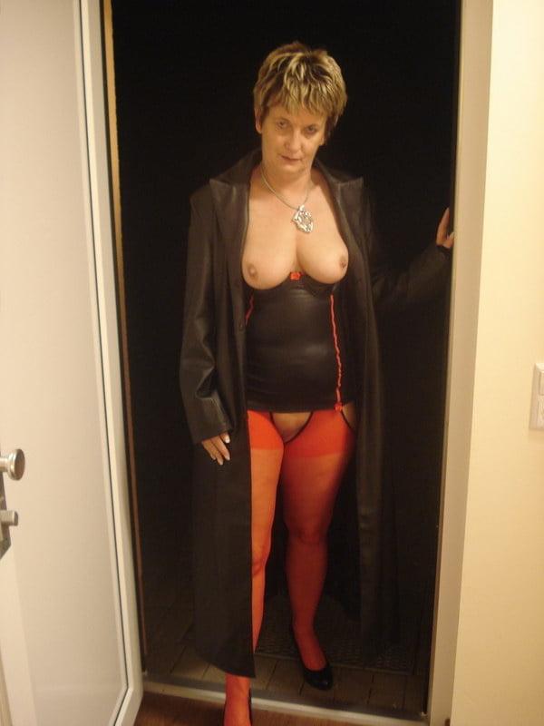 25P Hot granny posing in sexy red&amp;black lingerie