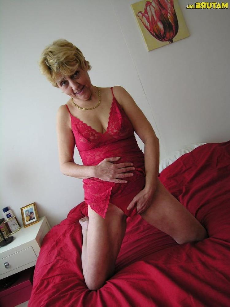 16P sexy Amateur Granny