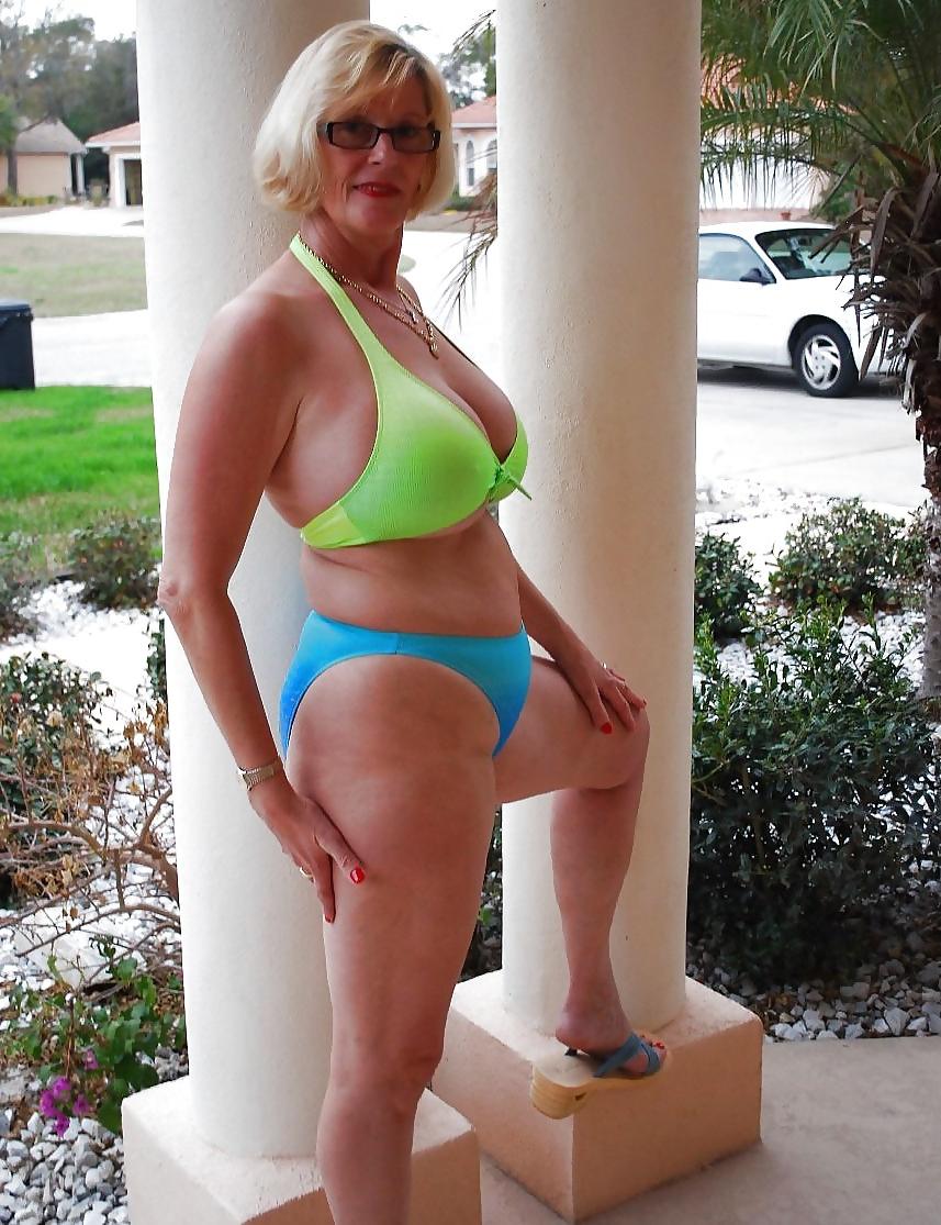 25P Matures in Swimsuits 