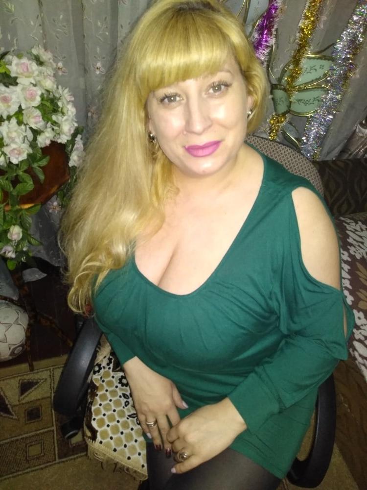 18P Busty Russian Woman 3698