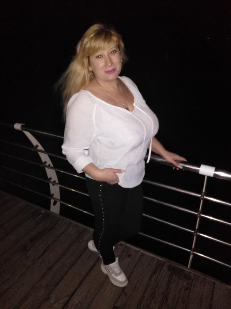18P Busty Russian Woman 3698