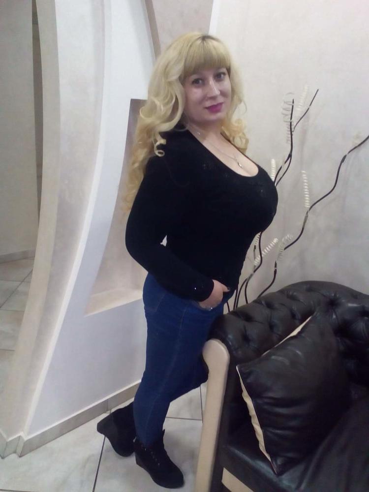 18P Busty Russian Woman 3698