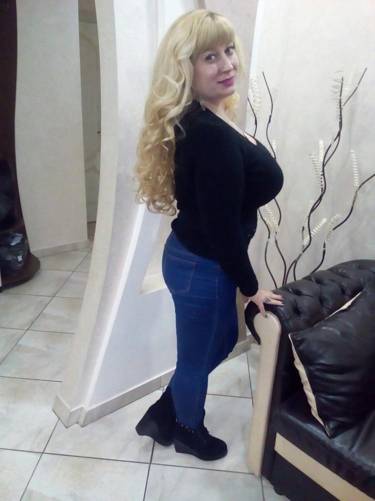 18P Busty Russian Woman 3698
