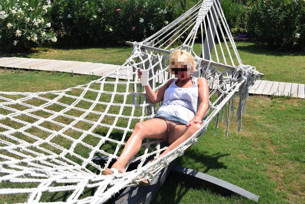 25P Amateur Mature Upskirt 1