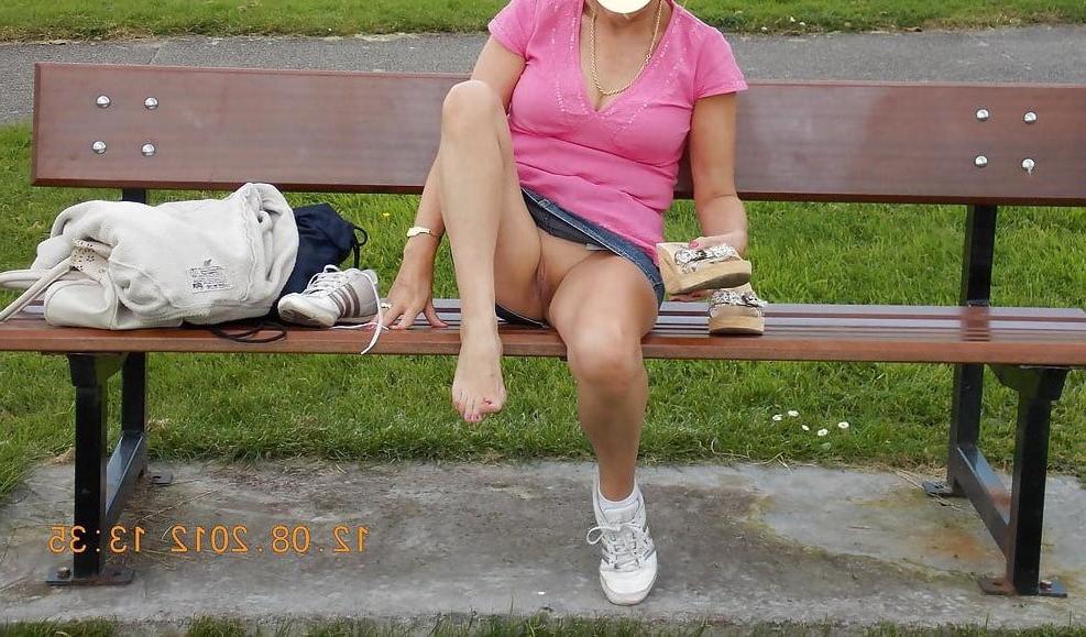 25P Amateur Mature Upskirt 1