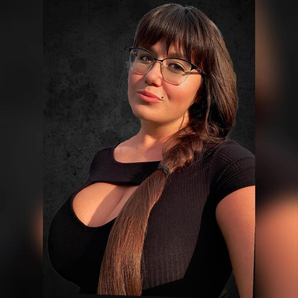 25P Busty Russian Woman 3697