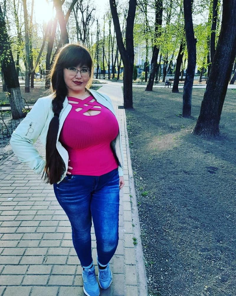 25P Busty Russian Woman 3697