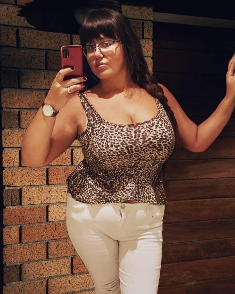 25P Busty Russian Woman 3697