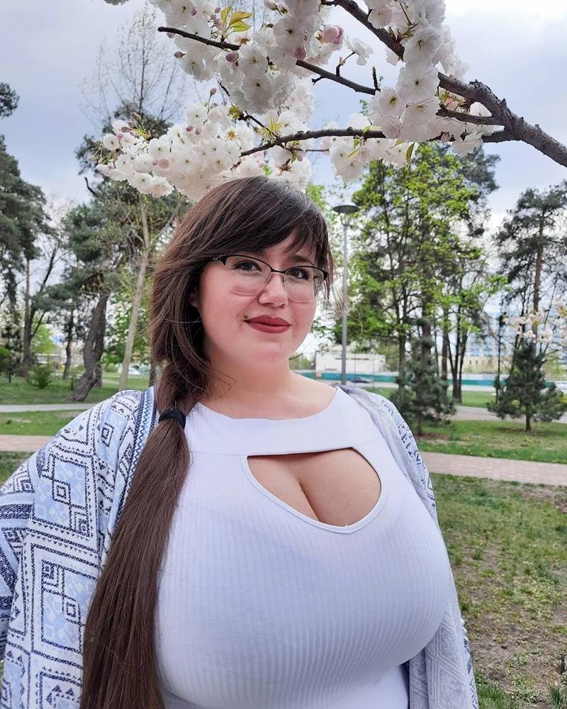 25P Busty Russian Woman 3697