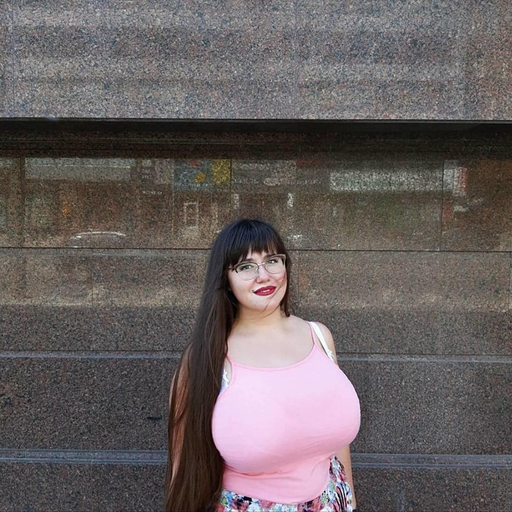 25P Busty Russian Woman 3697